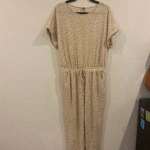 Cozy jumpsuit in neutral animal print